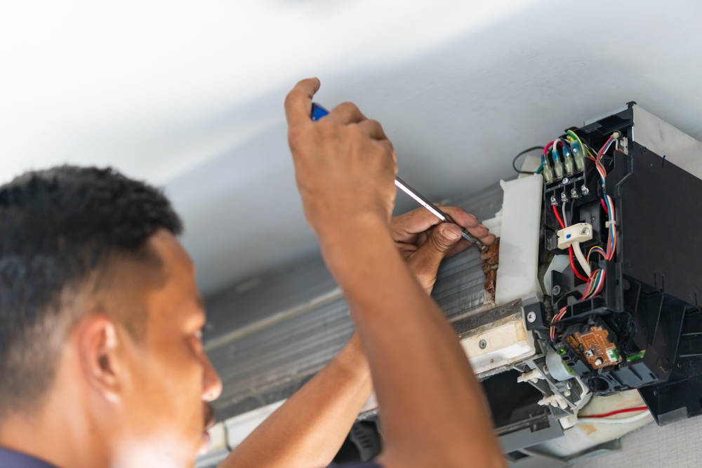 Repairman,fix,air,conditioning,systems,,technicians,man,using,screwdrivers,service