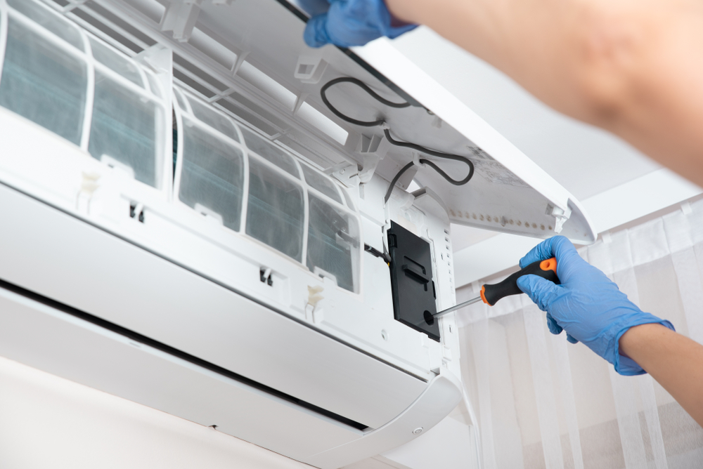 Modern,air,conditioner,unit,service.,cleaning,the,filter,,fumigation.,air