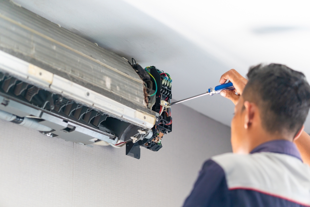 Repairman,fix,air,conditioning,systems,,male,technicians,service,for,repair